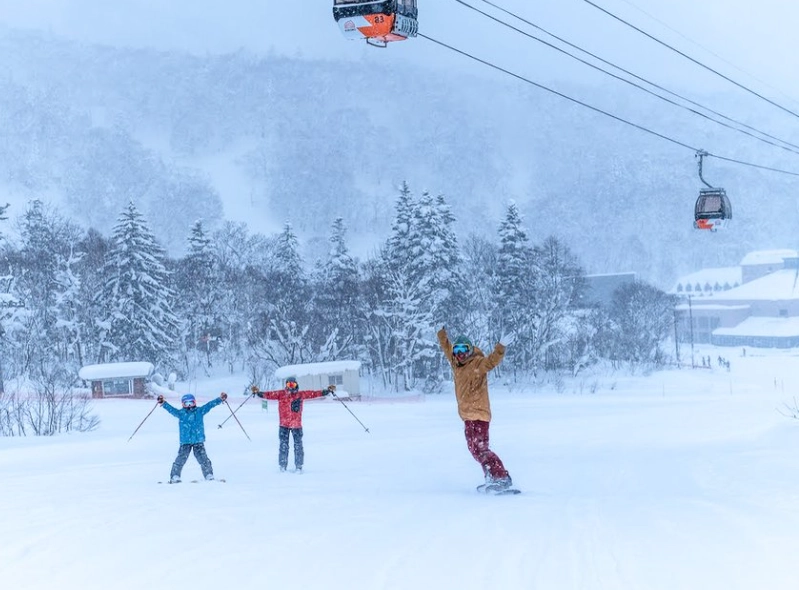 skiing in Hokkaido cost