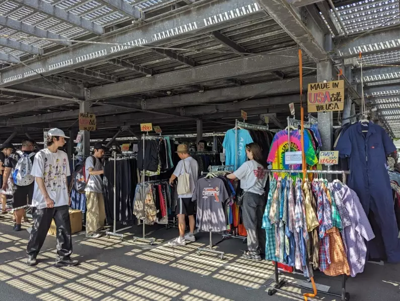 Ohi Racecourse flea market