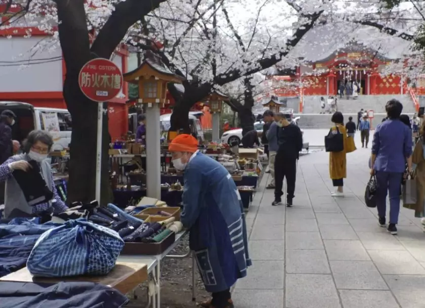 What's the best time to visit Tokyo flea markets?