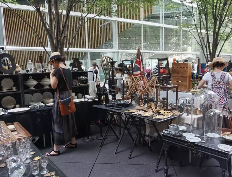 antique shopping Japan